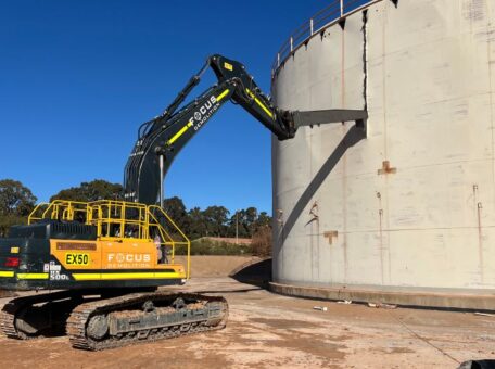 Demolition of 10 million litre steel diesel tank in the Worsley Refinery site